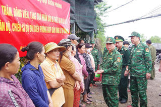 Bộ Tư lệnh Bộ đội Biên phòng thăm, động viên người dân Khánh Hòa khắc phục hậu quả mưa lũ