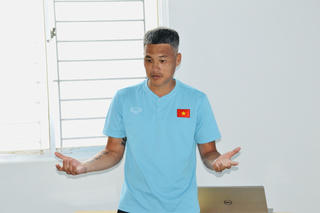 Danh thủ Lê Công Vinh tóc bạc trầm tư