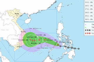 Bão đang di chuyển nhanh vào Biển Đông