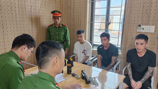 Khởi tố nhóm đối tượng dùng xích sắt trói chân nữ nhân viên để hành hạ