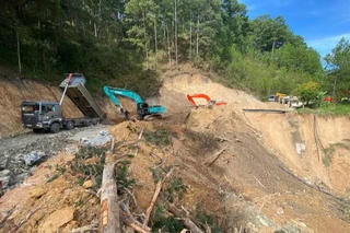 Khắc phục hậu quả mưa lũ tại miền Trung - Tây Nguyên: Huy động lực lượng thông đường, các địa phương tiếp tục chi viện nhân lực và vật chất