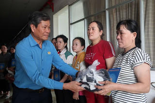 Phó Chủ tịch Tổng Liên đoàn Lao động Việt Nam trực tiếp thăm hỏi, trao hỗ trợ cho công nhân bị thiệt hại nặng do lũ ở Đắk Lắk 
