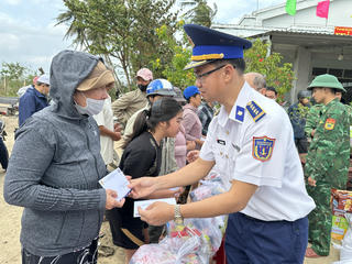 Bộ Tư lệnh Vùng Cảnh sát biển 3 phối hợp trao hàng nghìn suất quà hỗ trợ đồng bào vùng lũ Khánh Hòa, Đắk Lắk