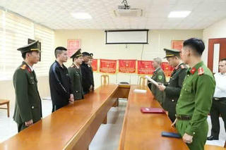 Bắt 2 đối tượng thuê tàu cá đưa người vượt biên bất hợp pháp