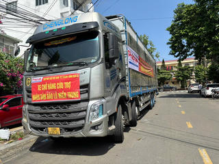 Báo Pháp luật Việt Nam đưa hơn 20 tấn hàng thiết yếu đến người dân vùng lũ