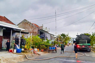 Quân khu 5 hỗ trợ nước sạch cho bà con vùng lũ Đắk Lắk