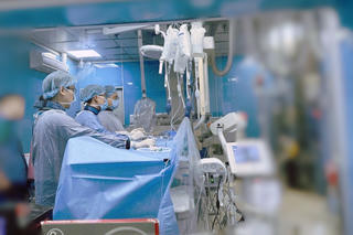 Hút huyết khối tĩnh mạch não cứu sống nam thanh niên 19 tuổi mắc bệnh lý hiếm gặp