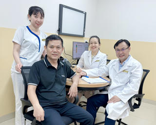 Kỹ thuật đặc biệt giúp người đàn ông tìm lại nụ cười sau hơn một năm bị co giật nửa mặt