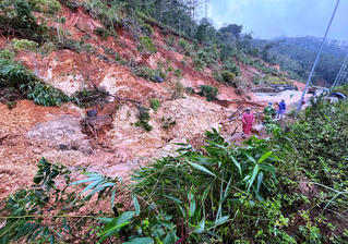 Sạt lở dồn dập, tỉnh Quảng Ngãi công bố tình huống khẩn cấp về thiên tai