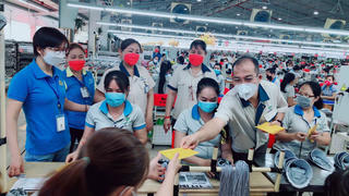 Trước 25/12, báo cáo tiền lương, thưởng Tết