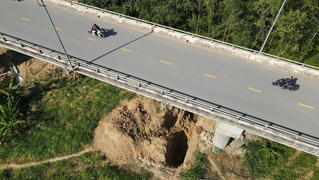 Người dân mong sớm sửa cầu Sông Lô