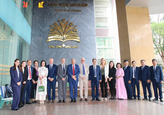 Đoàn Hội đồng Thừa phát lại và Đấu giá viên CH Pháp thăm, làm việc với Học viện Tư pháp TP HCM