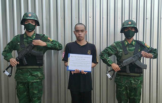 Bắt quả tang thanh niên vận chuyển hơn 7 tỷ đồng qua biên giới