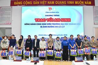 Khánh Hòa: Trao 500 túi an sinh hỗ trợ sinh viên vượt qua khó khăn sau lũ lụt