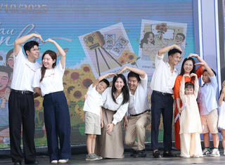 Trẻ em cần lớn lên dưới nếp nhà “bão dừng ngoài cánh cửa”