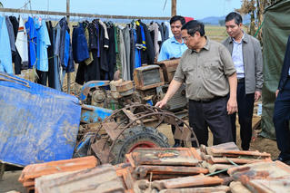 Thủ tướng thăm, động viên người dân vùng lũ Đắk Lắk