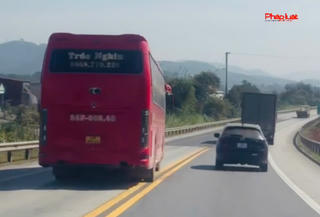 Tước bằng lái của tài xế xe khách lấn làn, vượt ẩu trên cao tốc Nội Bài – Lào Cai