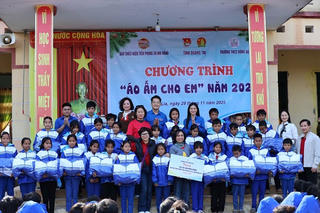 Tiếp sức học sinh vùng biên Quảng Trị qua chương trình ‘Áo ấm cho em’