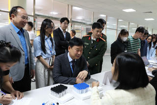 Khám bệnh miễn phí cho 15.000 công nhân tại 7 tỉnh, thành