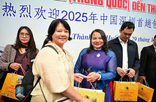 Đón chuyến bay charter đầu tiên từ Thâm Quyến (Trung Quốc) đến Huế 