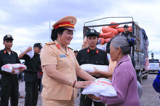 Cảnh sát giao thông Gia Lai vượt lũ tiếp tế vùng cô lập 