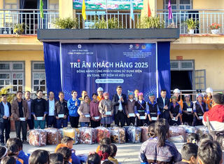 Điện lực Lào Cai mang hơi ấm đến xã vùng cao Chế Tạo