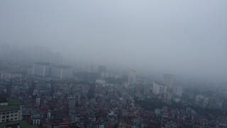 Bụi mịn "bao phủ" Hà Nội: Chuyên gia cảnh báo cực nguy hiểm khi người dân hít phải