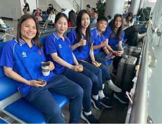 Các cầu thủ nữ Việt Nam rạng ngời tại sân bay