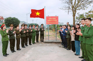 Hội phụ nữ Công an tỉnh Ninh Bình gắn biển công trình "Đường cờ Tổ Quốc"