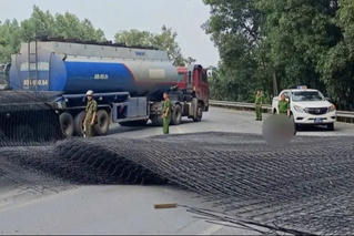 Hàng chục tấn thép rơi từ xe đầu kéo trúng 2 người đi đường