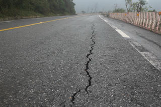 Hiện tượng lạ tiếp diễn ở Quảng Trị: Giun chết khô, mặt đường đèo xuất hiện vết nứt dài hàng chục mét