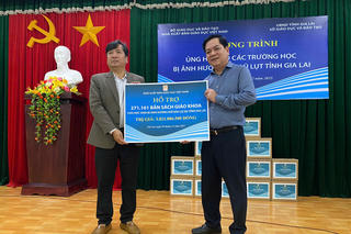 Nhà xuất bản Giáo dục Việt Nam trao tặng sách giáo khoa cho học sinh vùng lũ tỉnh Gia Lai
