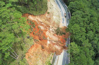Lâm Đồng phân luồng giao thông vào Đà Lạt sau sự cố sạt lở đèo Prenn