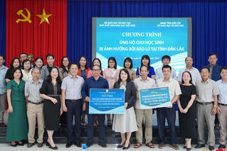 NXB Giáo dục Việt Nam trao hơn 383.000 bản sách hỗ trợ học sinh vùng lũ Đắk Lắk