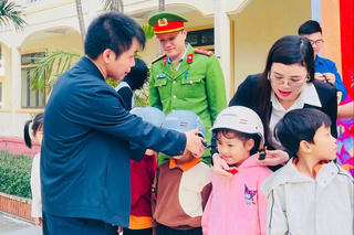 Phường Hoành Sơn (tỉnh Hà Tĩnh) triển khai chương trình tặng mũ bảo hiểm cho học sinh lớp Một năm học 2025 - 2026