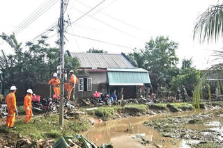 Ngập sâu diện rộng, Công ty Điện lực Lâm Đồng trực 24/24, kịp thời ứng phó khẩn cấp