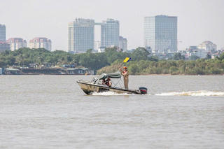 Hà Nội: Cảnh sát đường thủy xử phạt, buộc hạ tải đối với phương tiện chở hàng vi phạm