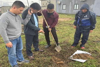 Lấy mẫu đất, nước xác định nguyên nhân giun chết bất thường tại Quảng Trị