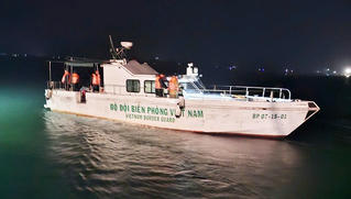 Chìm thuyền khi thả lưới ở cửa Gianh, hai ngư dân được cứu sống trong đêm