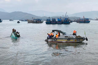 Tàu cá bị phá nước chìm gần cảng Hòn La, Biên phòng ứng cứu kịp thời 4 thuyền viên