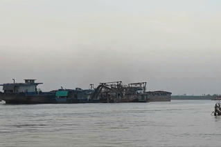 Ninh Bình: Nghi vấn hút cát không đúng quy định trên sông Hồng đoạn qua xã Bắc Lý