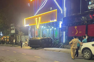 Ôtô tông vào nhóm thanh niên trước quán nhậu, 3 người bị thương