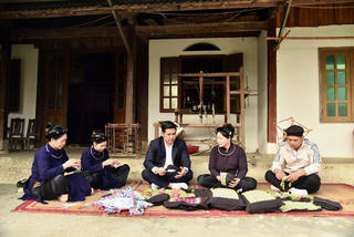  Nơi sợi chỉ thổ cẩm, từng nếp nhà đánh thức ký ức núi rừng