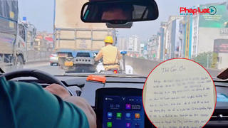 Cảnh sát giao thông Hà Nội mở đường, hỗ trợ xe chở sản phụ đến bệnh viện an toàn