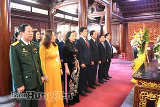 Dâng hương, dâng hoa tưởng nhớ Chủ tịch Hồ Chí Minh, đồng chí Nguyễn Đức Cảnh, Tổng Bí thư Nguyễn Văn Linh và tưởng niệm các anh hùng liệt sĩ