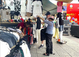 Bản tin tổng hợp 11/12: Chợ truyền thống bắt nhịp tiêu dùng, 'hút' khách cuối năm