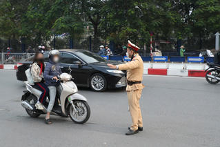 Xử phạt hơn 200 học sinh và phụ huynh vi phạm trên đường Hà Nội trong 1 ngày 
