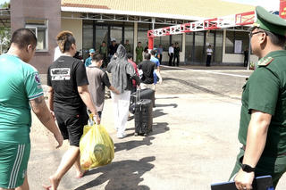 Cửa khẩu Hoa Lư tiếp nhận 65 công dân từ phía Campuchia: Lời khai ban đầu của những người được trao trả
