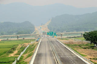 Cao tốc Diễn Châu – Bãi Vọt: Người dân tự ý phá rào bảo vệ hành lang