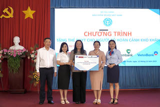 Bốn ngân hàng lớn tài trợ 600 triệu đồng tiền thẻ BHYT tại Đồng Tháp Bốn ngân hàng lớn tài trợ 600 triệu đồng tiền thẻ BHYT tại Đồng Tháp